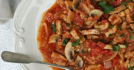 Schab duszony w pomidorach z pieczarkami