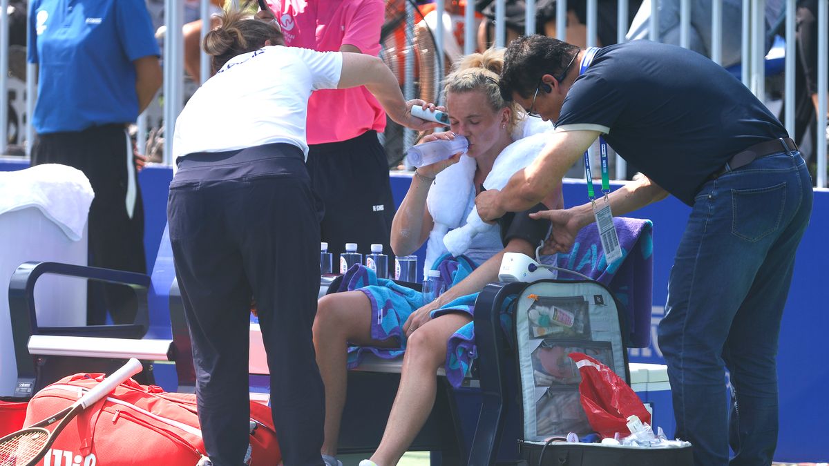Getty Images / Wang He  / Na zdjęciu: pomoc udzielana Katerinie Siniakovej podczas WTA Wuhan