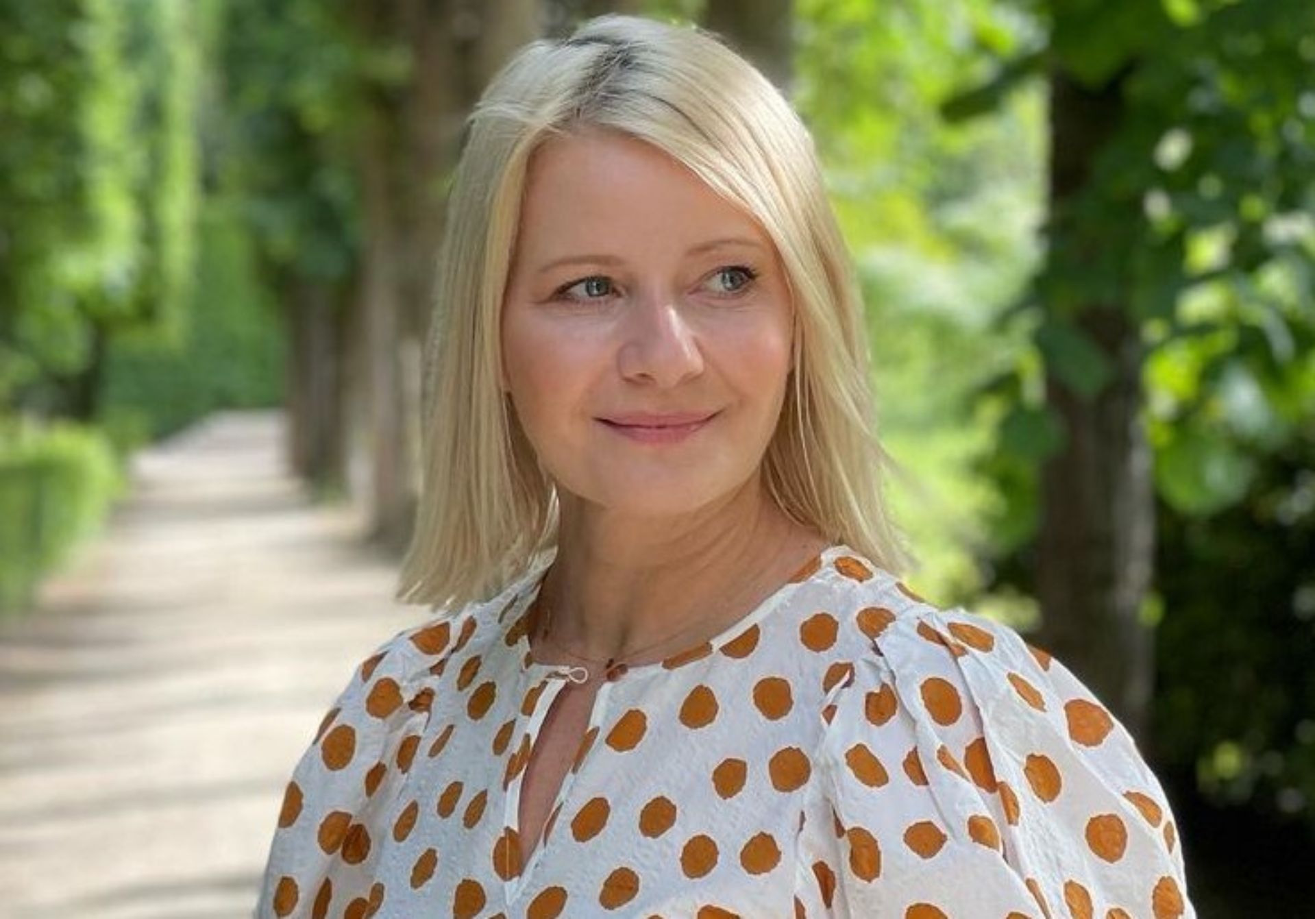 Małgorzata Kożuchowska cieszy się końcówką lata, przesiadując w ogrodzie w fikuśnej stylizacji 