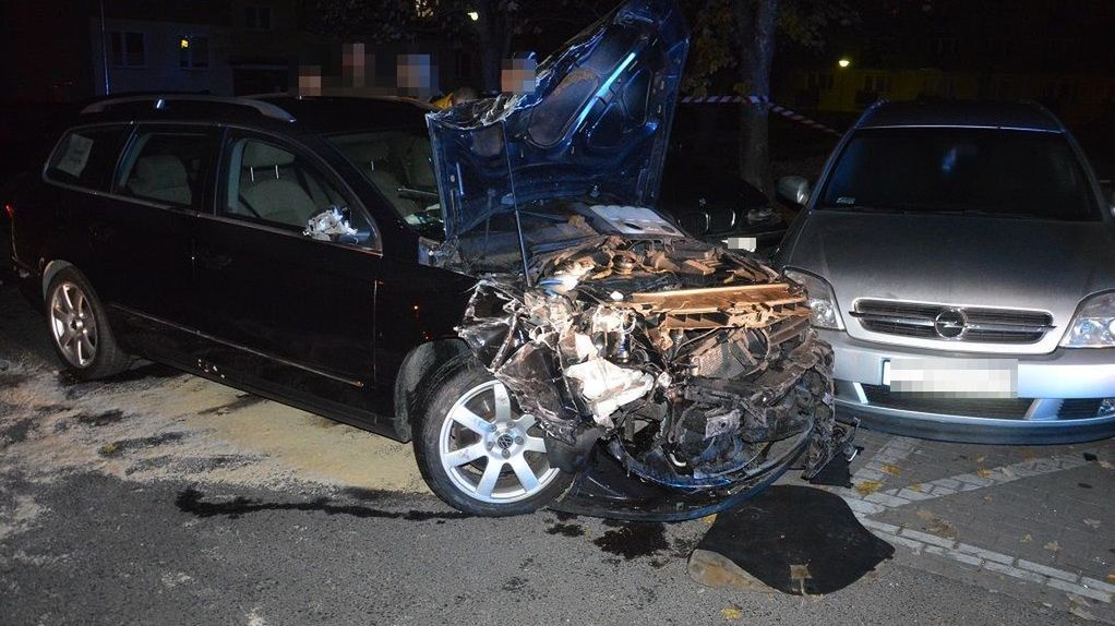 51-latek zdemolował 10 aut.