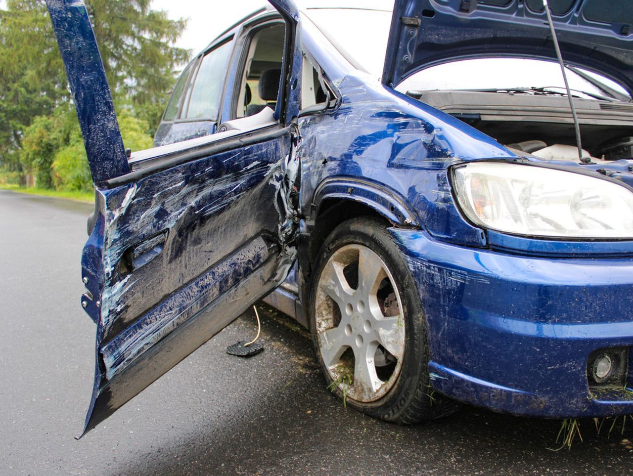 Jeziorki Kosztowskie: Wypadek pijanego 20-latka. Pasażer ciężko ranny