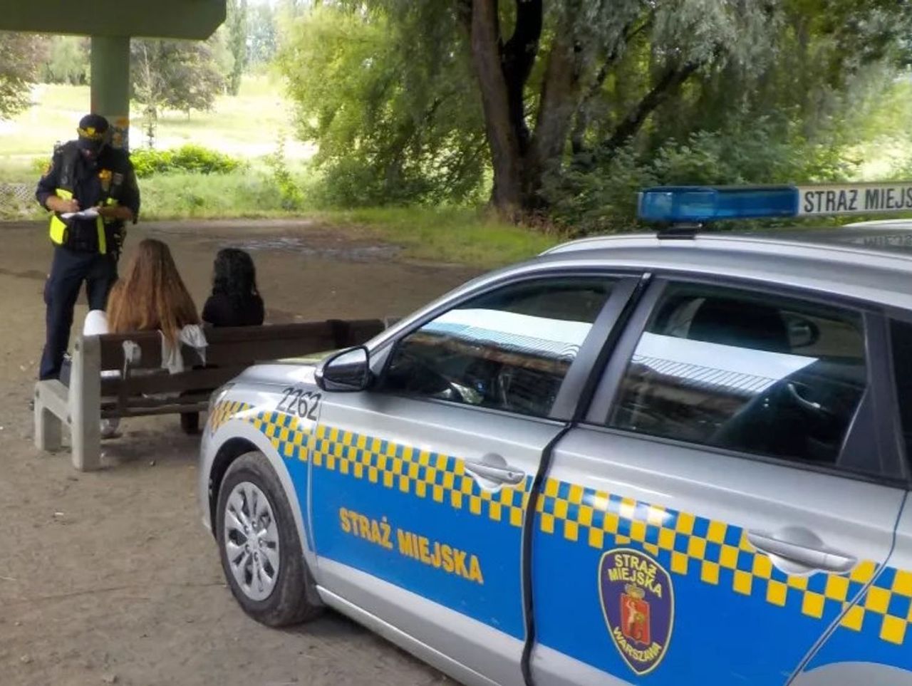 Służewo: 13 i 14-latka piły pod wiaduktem. Kupiły pięć butelek alkoholu - sprzedawca myślał, że są dorosłe