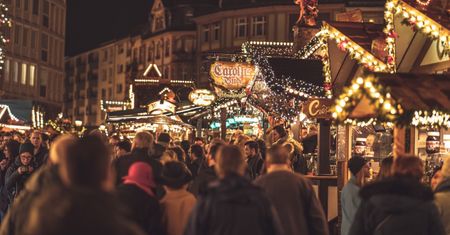 12-latek chce zarobić na szkolną wycieczkę. Sprzedaje na jarmarku to, co sam zrobił