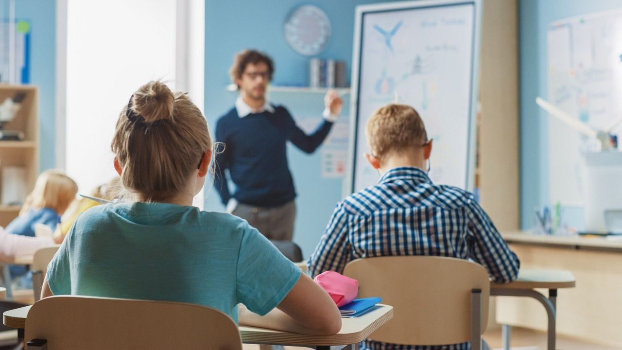 Zarobki nauczycieli w roku szkolnym 2025/2026. Ile wynosi pensja netto i brutto po podwyżkach?
