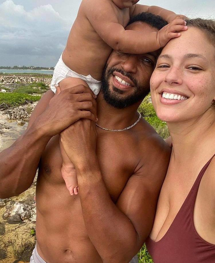 Ashley Graham pokazuje cellulit na udach