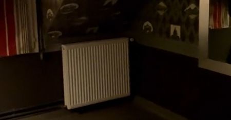 Polka wzięła lampę UV do hotelu. Nagrała, co się stało, gdy oświetliła pokój