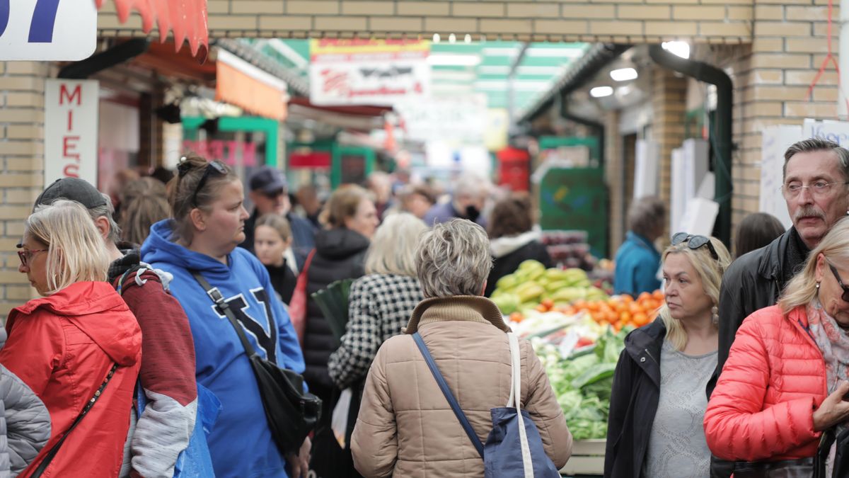 Inflacja wyhamuje poniżej 10 proc. już w III kw. 2023r. ocenia prof. Piątkowski. 