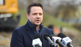 Trzaskowski przyłapany. Tak wracał ruchliwą drogą ze studia Polsatu