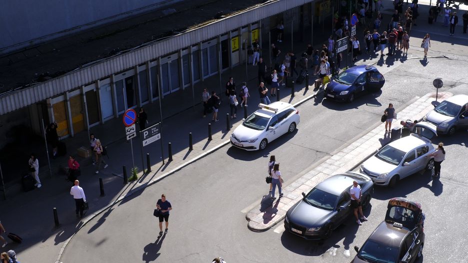 Plewiński powołuje się na art. 14 ust. 1 pkt 4, który wskazuje, że zabrania się sprzedaży, podawania oraz spożywania napojów alkoholowych w środkach, a także obiektach transportu publicznego.