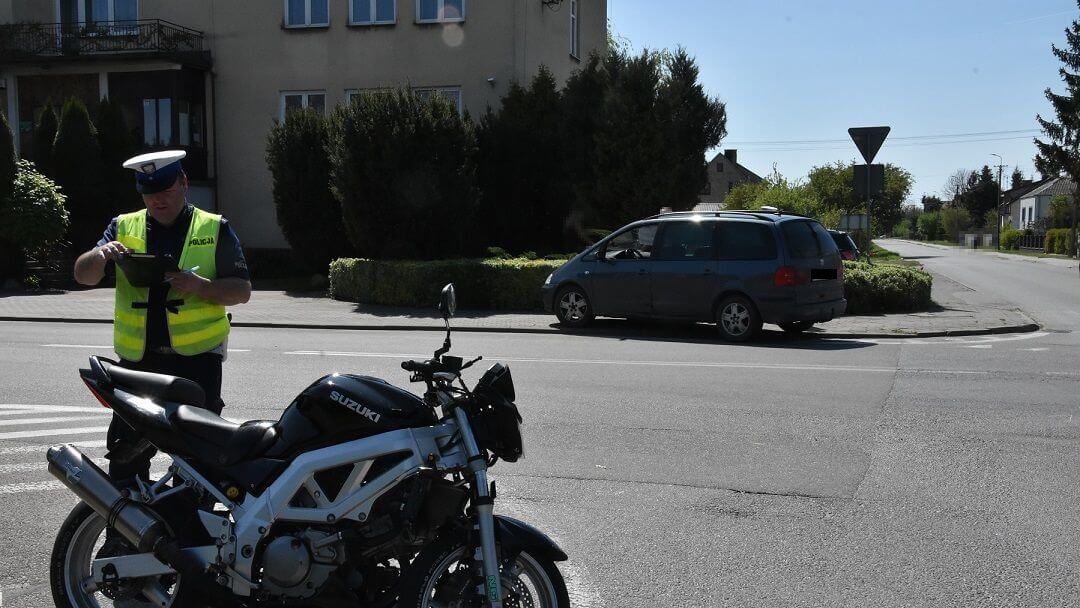 Wyjeżdżając z drogi podporządkowanej wjechał na motocykl