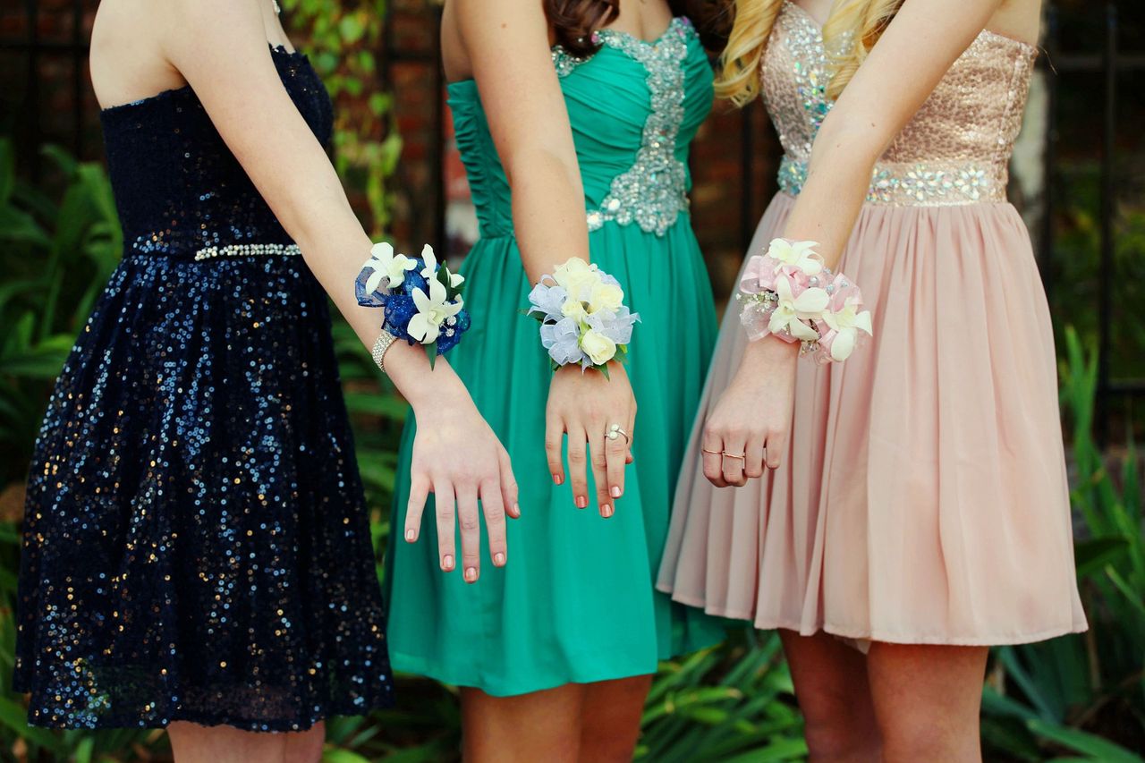 Najpiękniejsze sukienki na bal ósmoklasisty. Jaką kreację wybrać dla  dziewczynki?