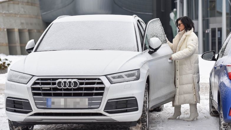 Katarzyna Cichopek w białych kozaczkach na śniegu