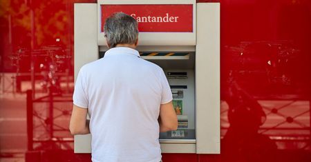 Santander miał błąd pozwalający wypłacić z bankomatu więcej niż było na koncie