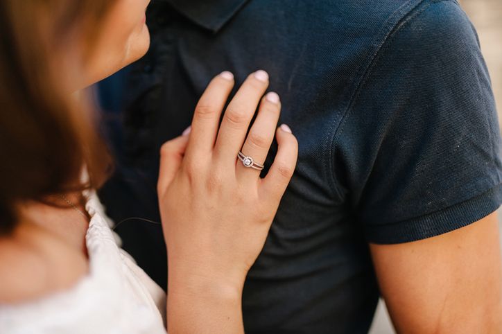 Na którym palcu nosi się pierścionek zaręczynowy? Krótka historia pewnego symbolu