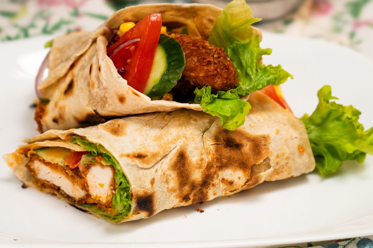 Chrupiącego kurczaka i kolorowe warzywa zawijam w domowe tortille. Od samego patrzenia można zgłodnieć