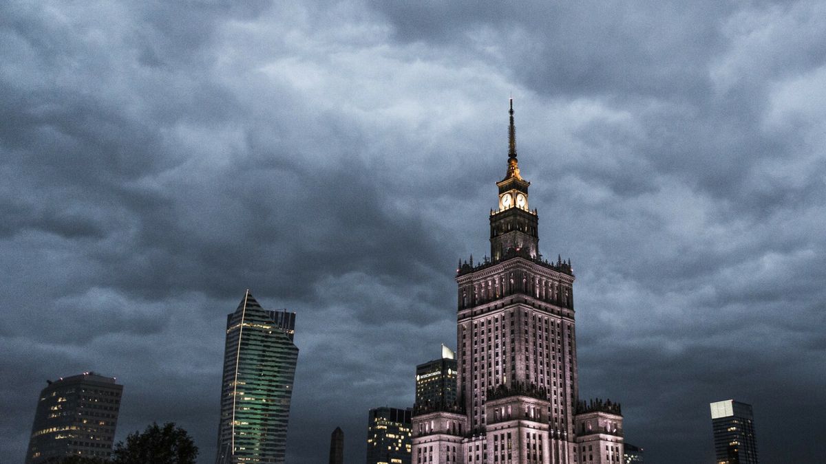 reporter9_baza25.04.2018 Warszawa, Czarne chmury nad Palacem Kutury i Nauki Fot. Jakub Wosik/REPORTERJAKUB WOSIK/REPORTER