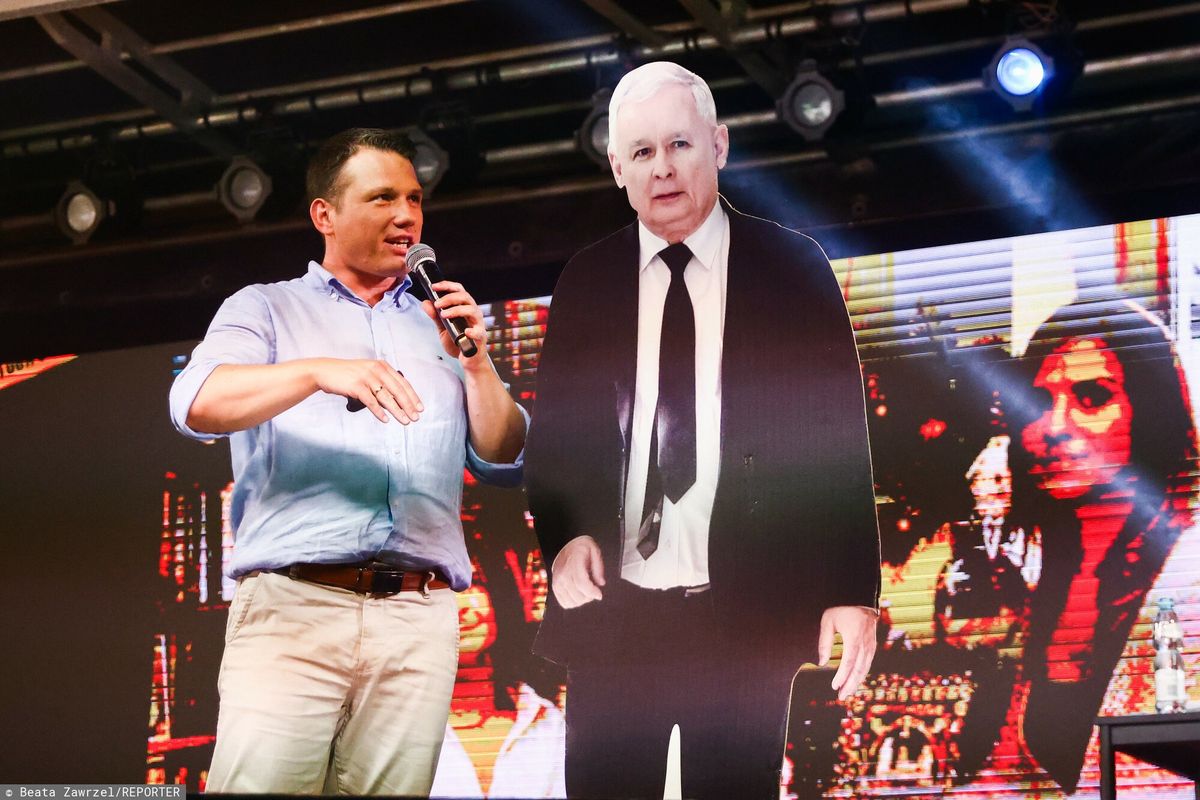 Sławomir Mentzen na wiecach wyborczych Konfederacji do krytyki PiS wykorzystuje stand ze zdjęciem Jarosława Kaczyńskiego