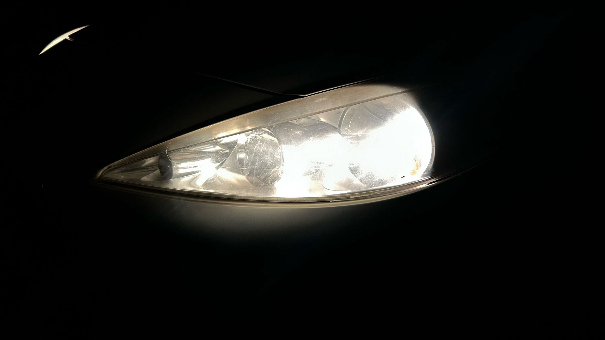 Reflektor Peugeota 207 był już nieco zużyty