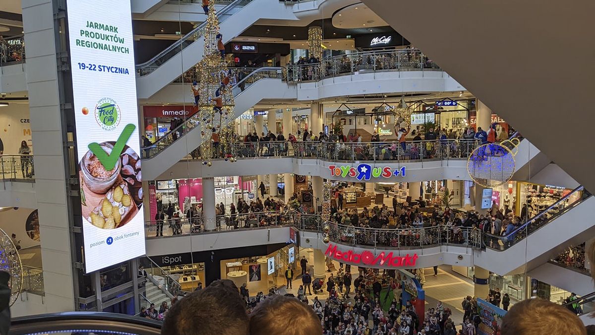 Kolejki sięgały trzeciego piętra galerii handlowej