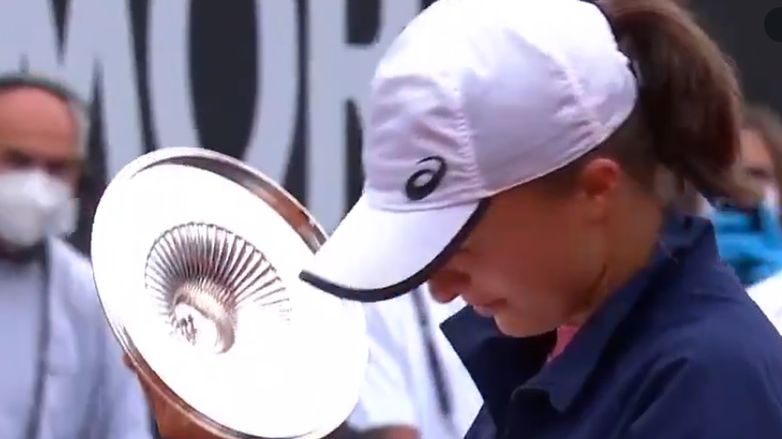 Twitter / na zdjęciu: Iga Świątek po triumfie w Rymie 