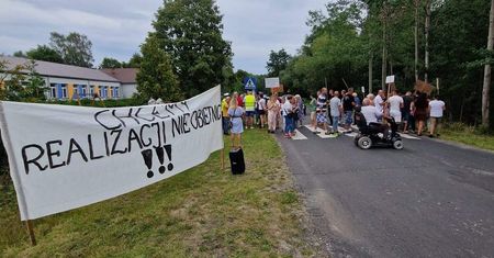 Mieszkańcy Nowej Jedlanki wyszli na drogę w geście protestu. Domagają się remontu jezdni i budowy chodnika