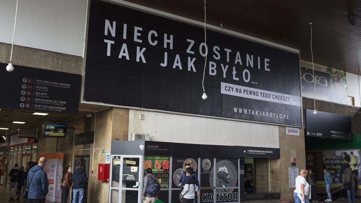 Pieniądze na realizację kampanii miała przekazać Polska Fundacja Narodowa. Ta z kolei finansowana jest przez spółki skarbu państwa.