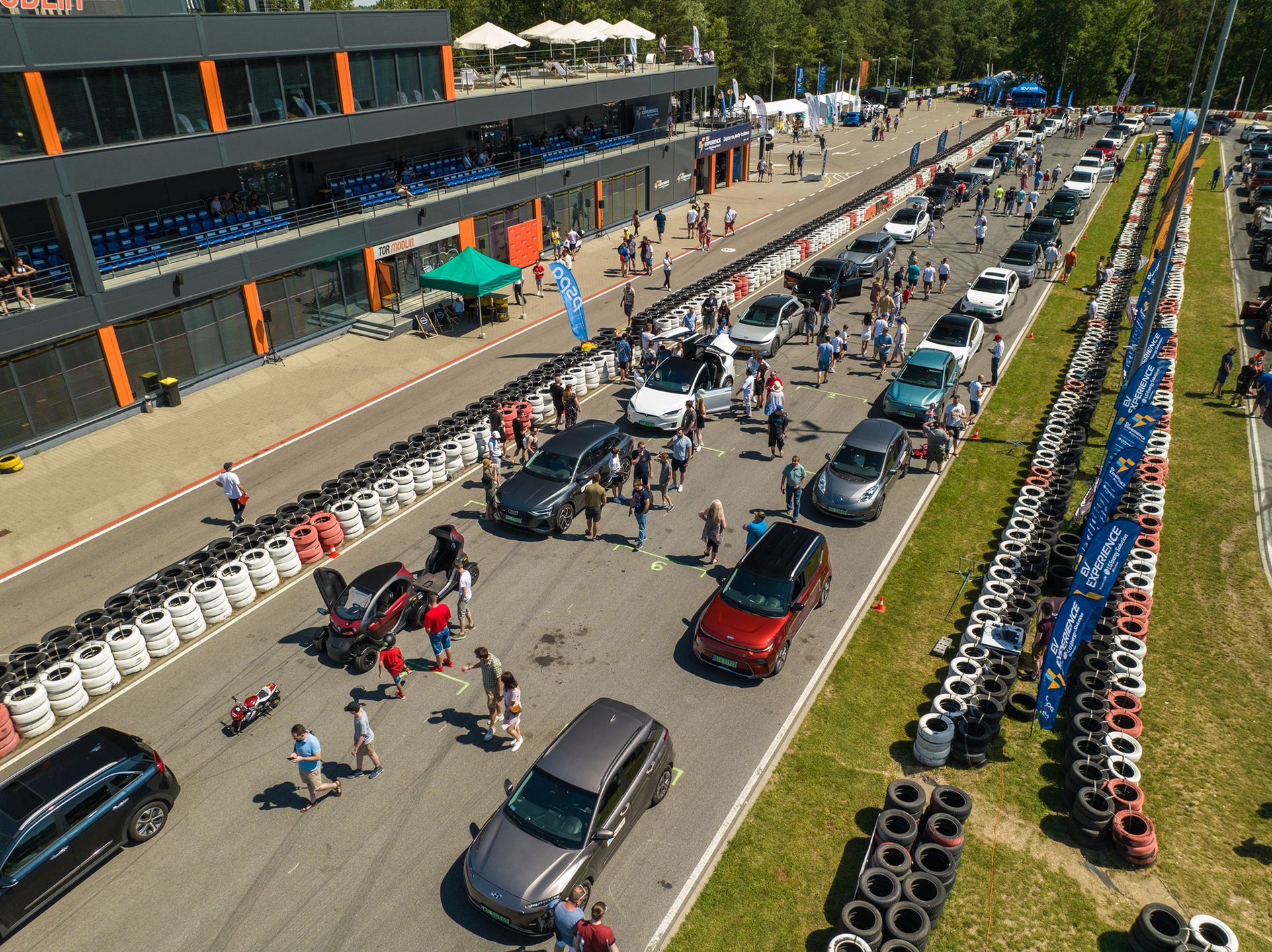 Aut elektrycznych było bardzo dużo