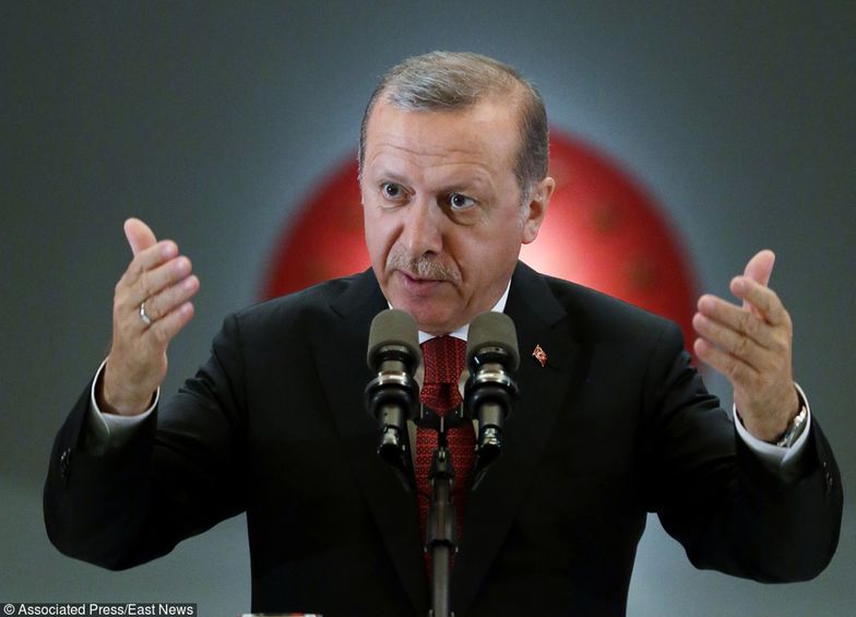 Turecki prezydent Recep Tayyip Erdogan twardo stoi przy swoim i nie zamierza wypuszczać amerykańskiego pastora. To pogrąża jego walutę