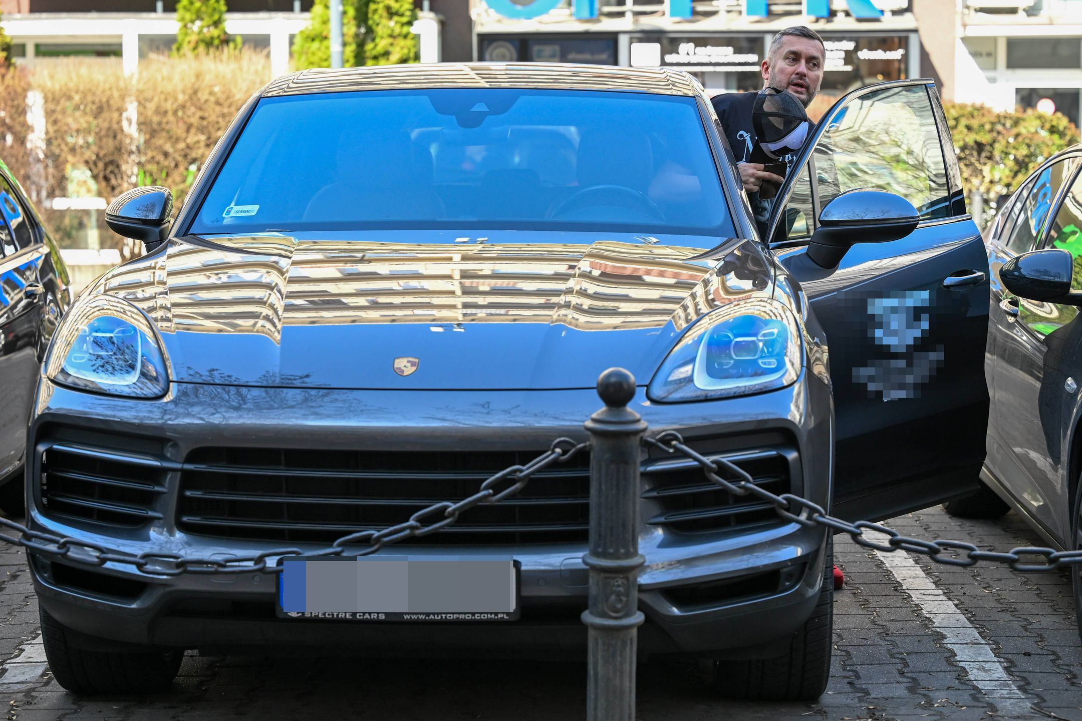 Norbi wozi się Porshe