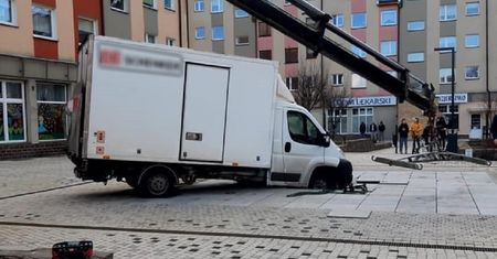 Niecodzienny wypadek w Szczecinie. Kurierzy wylądowali w fontannie