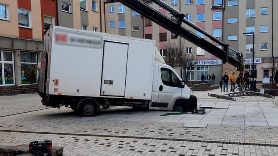 Niecodzienny wypadek w Szczecinie. Kurierzy wylądowali w fontannie