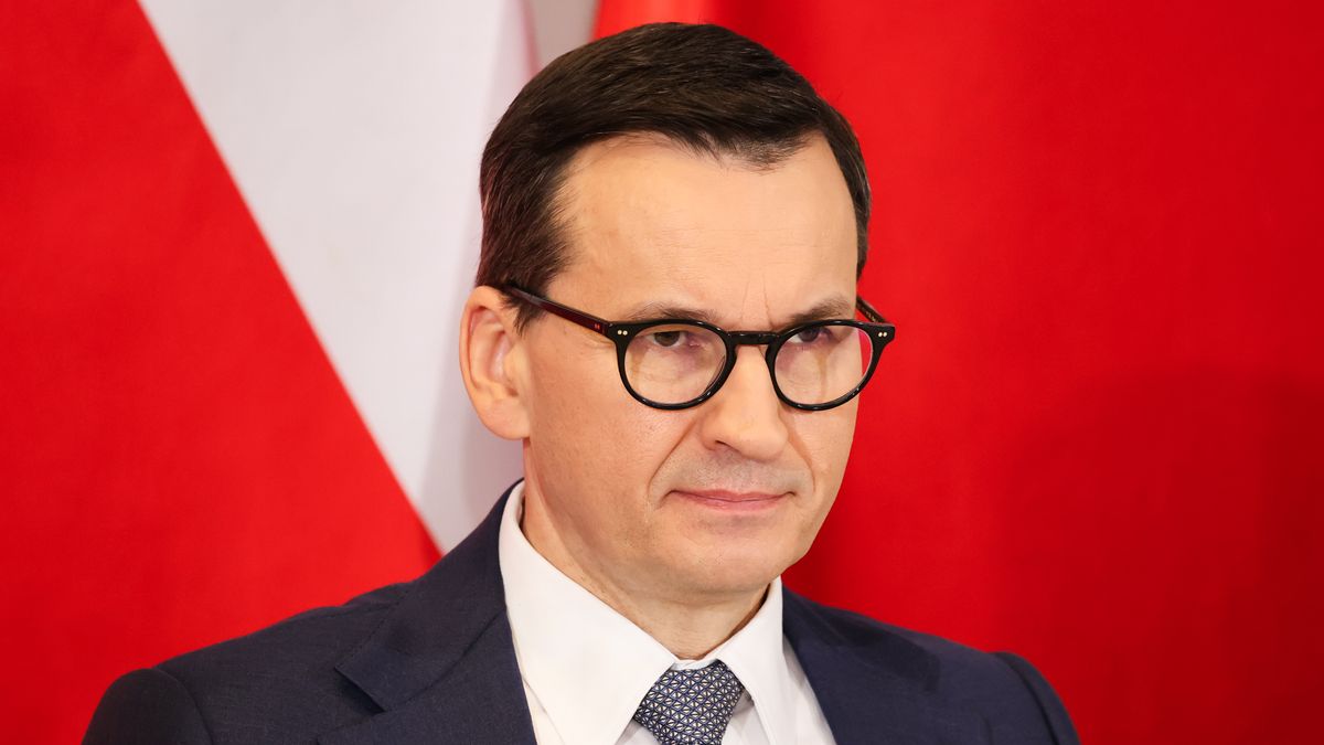 Warszawa, 30.01.2024. Poseł PiS, były premier Mateusz Morawiecki podczas posiedzenia Zespołu Pracy dla Polski, 30 bm. w Warszawie. Efektem prac zespołu mają być konkretne projekty ustaw, które będą na bieżąco zgłaszane do Sejmu. Pierwszym tematem zespołu, którym pokieruje były premier, będzie Centralny Port Komunikacyjny. (mr) PAP/Szymon Pulcyn