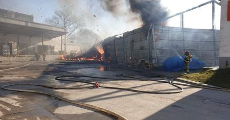 Płonie hala w Ścinawie. Trudne zadanie strażaków
