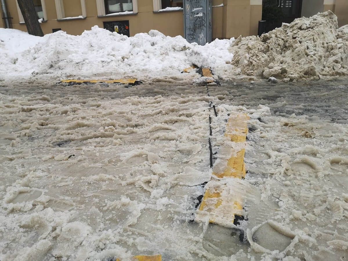 Kabel od iluminacji, po którym jeżdżą samochody i chodzą piesi