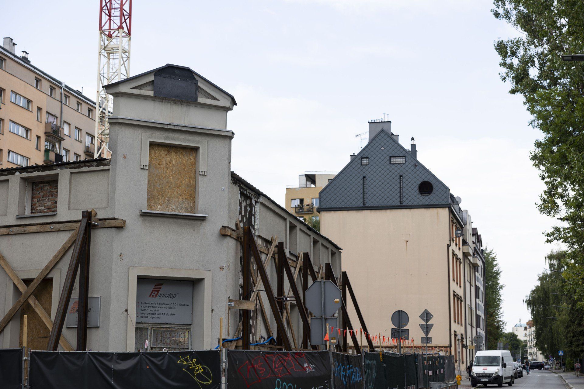 Ostatnie budynki dawnej Krowodrzy odchodzą. Powstaje tu nowoczesny apartamentowiec
