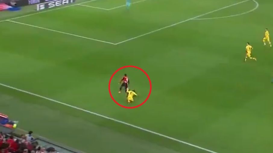 Twitter / TVP Sport / Gerard Pique zatrzymuje rywala