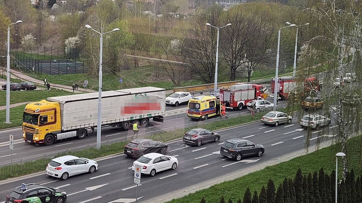 Daf zderzył się z peugeotem na ul. Jana Pawła II