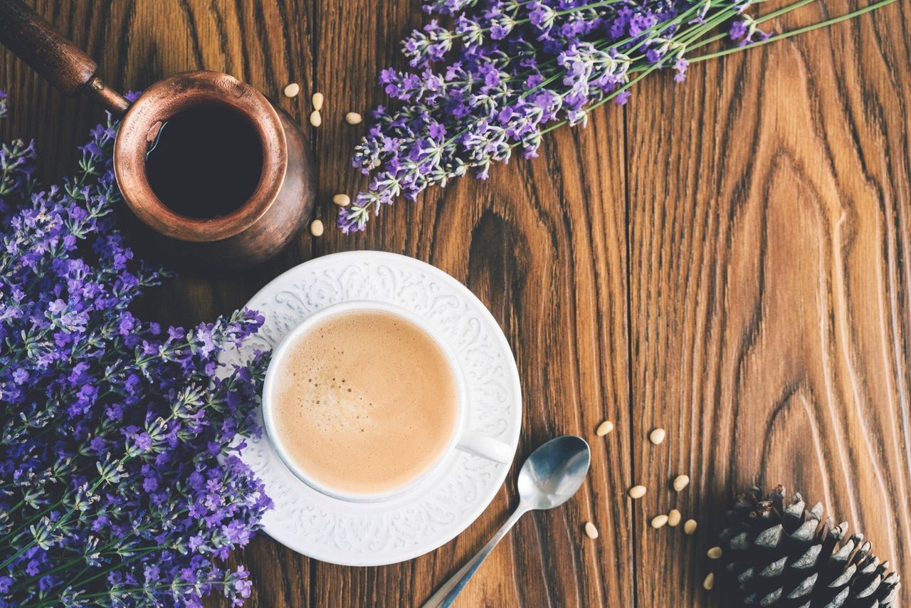 Kwiatowa rewolucja w filiżance. Kawa z tym aromatycznym dodatkiem pobudzi wszystkie zmysły