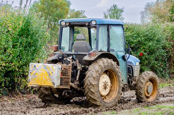 Wyjazd z pola może słono kosztować. Nawet 1500 zł kary