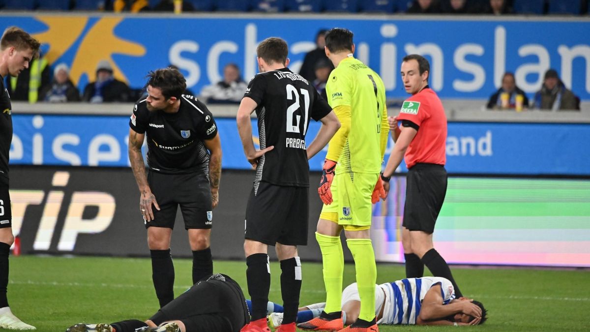 Zdjęcie okładkowe artykułu: East News / nordphoto / Meuter/Imago Sport and News / Na zdjęciu: Christian Beck (1. FC Magdeburg) i Enis Hajri (MSV Duisburg) po zderzeniu głowami w meczu 2. Bundesligi