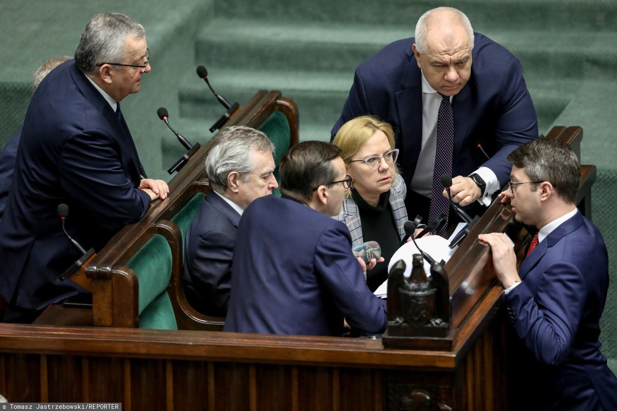 Minister Anna Moskwa z premierem w Sejmie. Niektórzy żądają jej dymisji