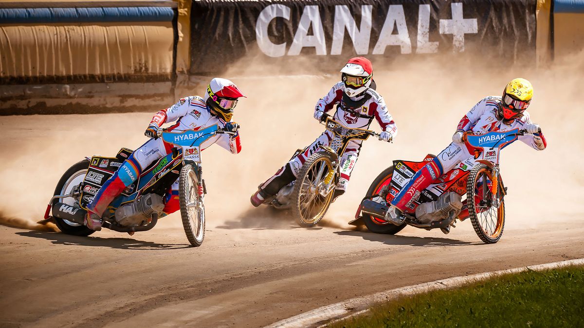 Alan Szczotka (kask biały) i Krystian Pieszczek (żółty) na podwójnym prowadzeniu