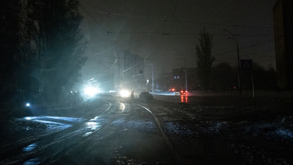 "Blackout" w Kijowie. W wielu dużych miastach Ukrainy obiekty infrastruktury energetycznej są zniszczone, w innych trzeba wprowadzić drastyczne oszczędności, więc cywile żyją w ciemnościach