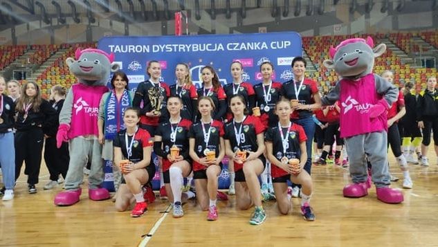 Zawodniczki Orbity Żory z medalami za 3. miejsce w turnieju Czanka Cup w Częstochowie (fot. Wojciech Maroszek)