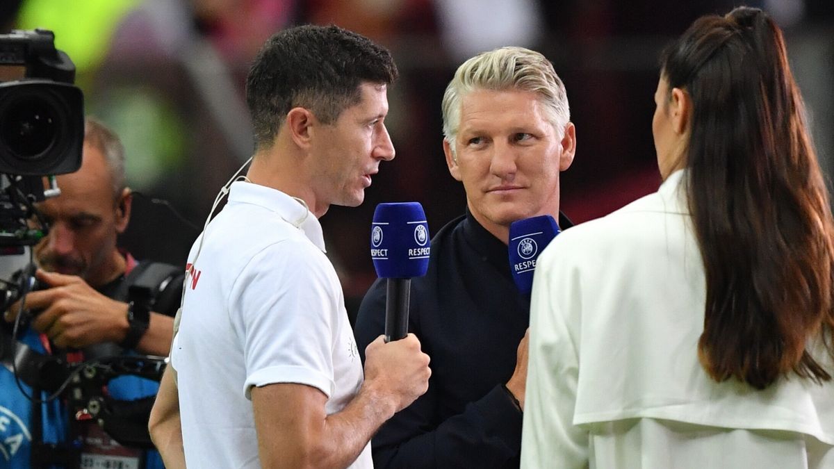 Robert Lewandowski i Bastian Schweinsteiger po meczu Polska - Niemcy (1:0)