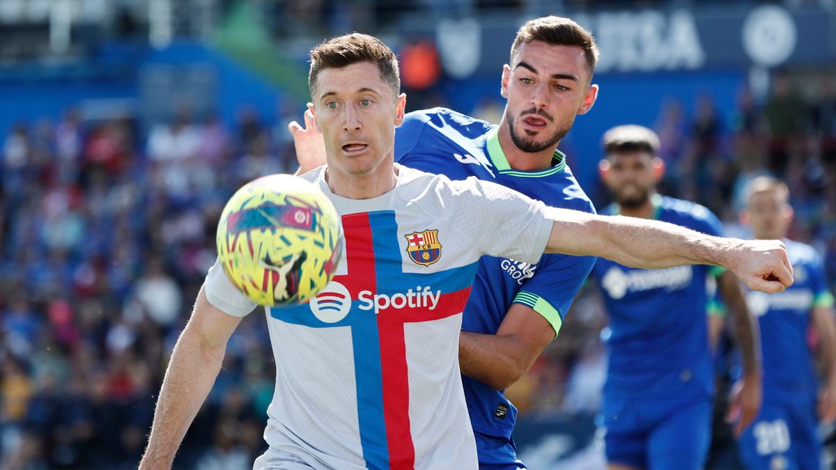 PAP/EPA / SERGIO PEREZ / Na zdjęciu: Robert Lewandowski (z lewej) walczy o piłkę