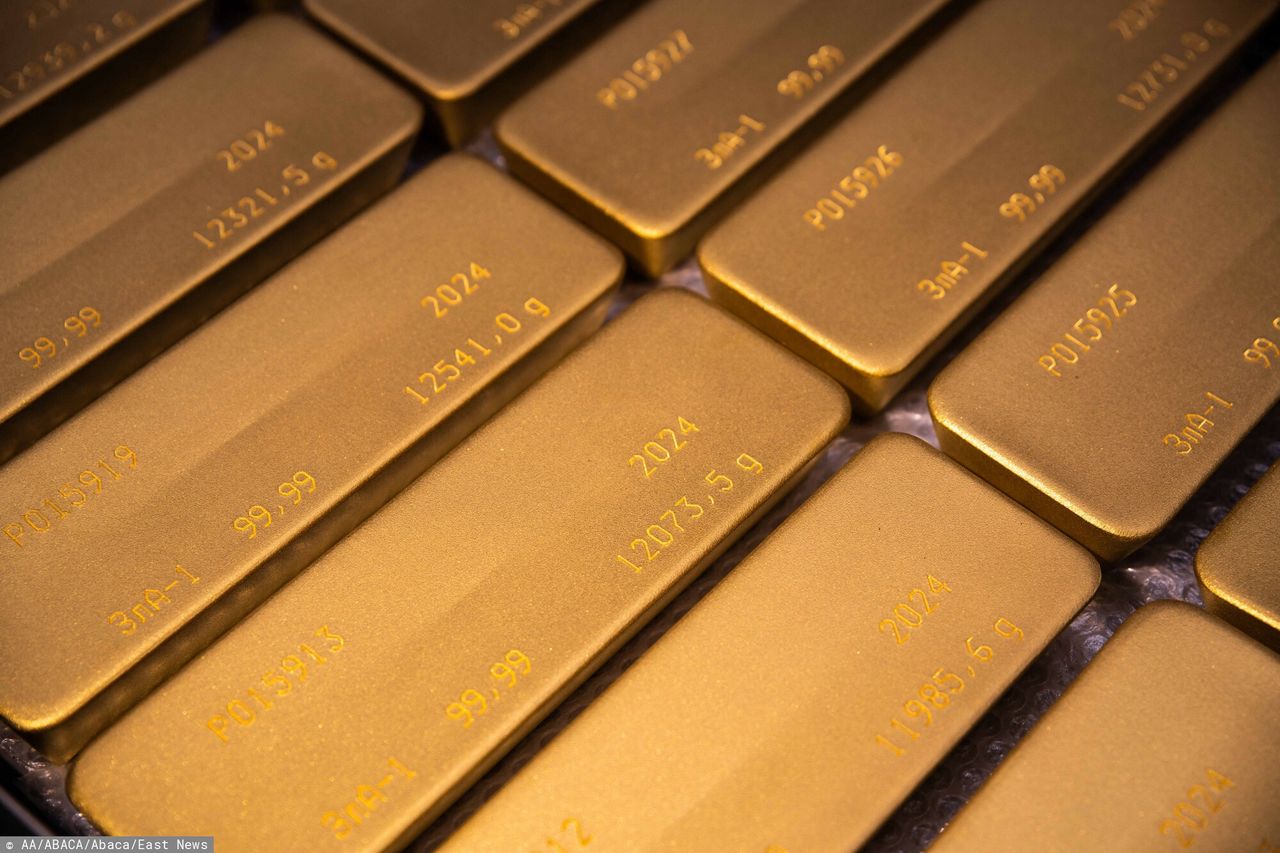 Gold's gleam dims: Record weekly plunge hits three-year low