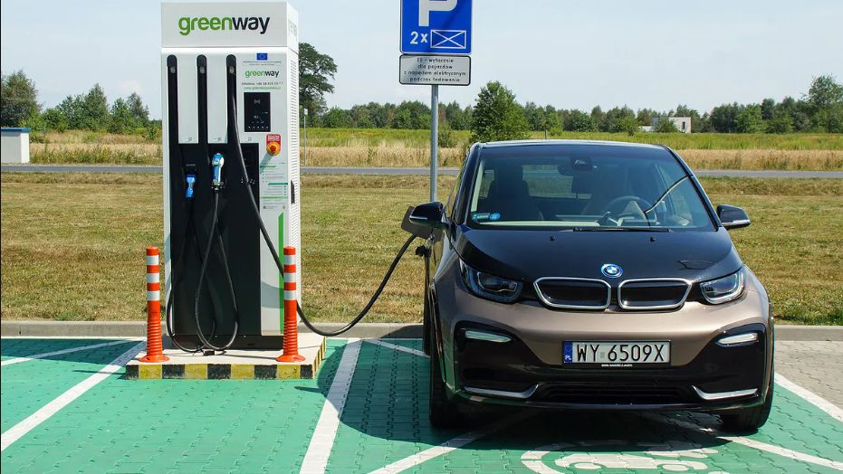 BMW i3 przy ładowarce Greenway