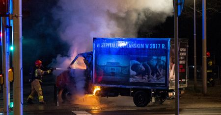 Warszawa. Jest dochodzenie ws. pożaru samochodu z antyaborcyjnymi hasłami