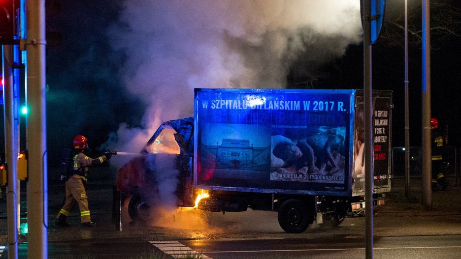 Warszawa. Jest dochodzenie ws. pożaru samochodu z antyaborcyjnymi hasłami